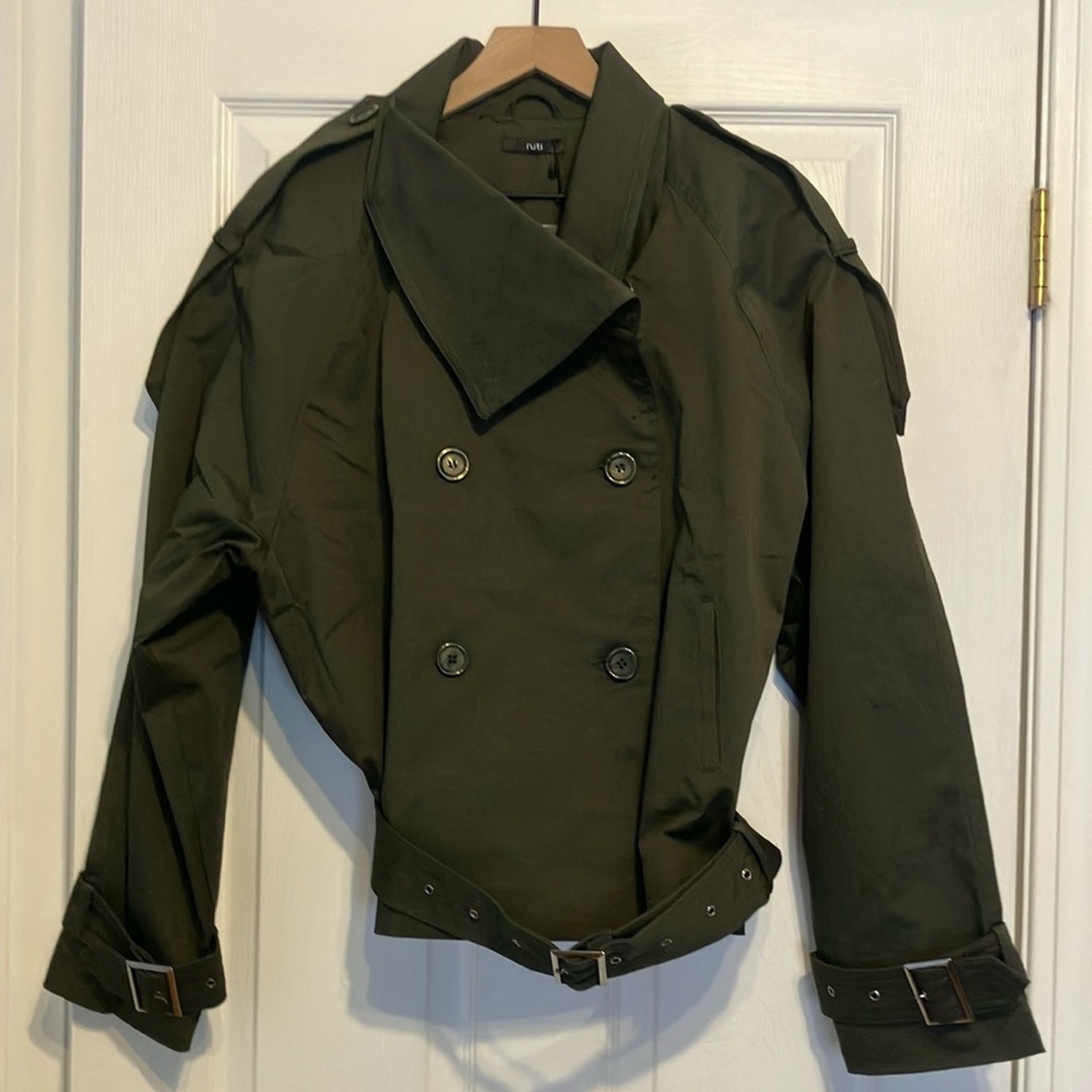 Modern cropped trench in olive green